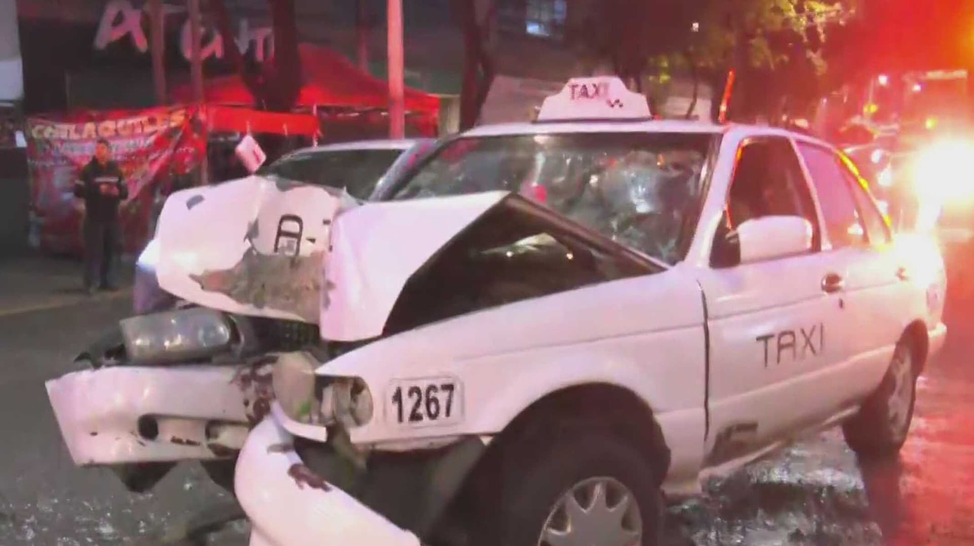¿Qué Pasó en Iztacalco Hoy? Taxi Queda Destrozado por Choque