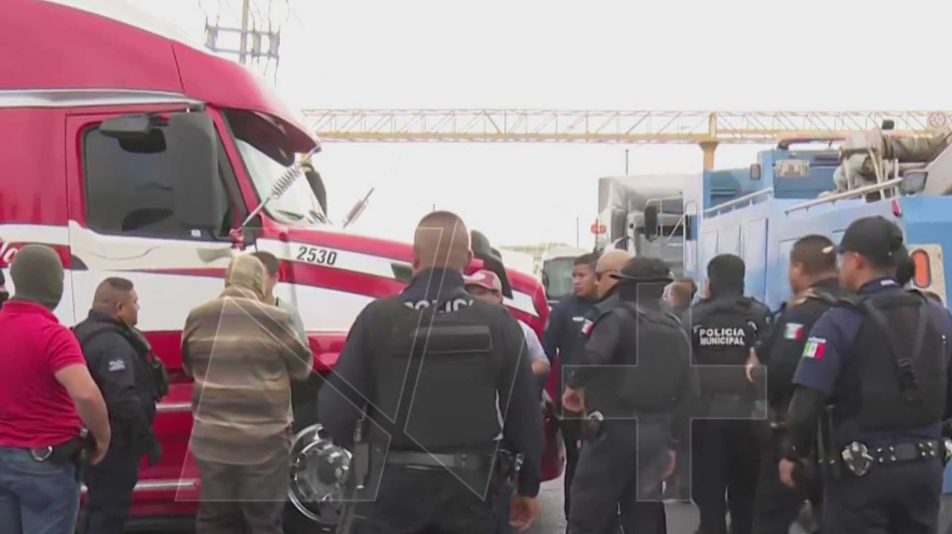 Bloqueo de Transportistas: Policías Llegan con Grúa para Mover Camiones en la México-Cd. Juárez