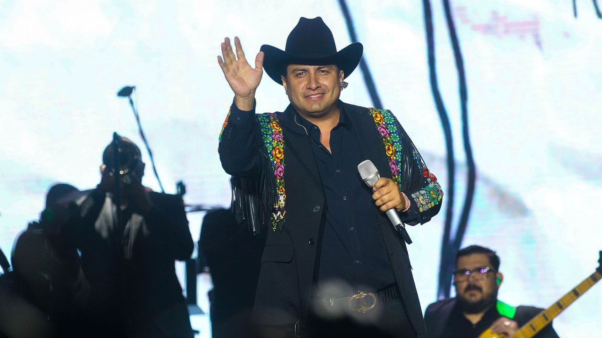 Julión Álvarez Comparte Video con su Hijo y Anuncia el Lanzamiento de Nueva Música