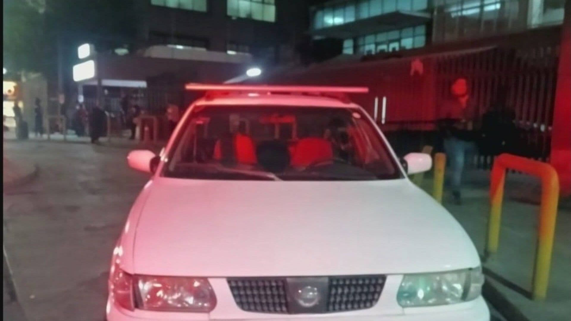 Auxilian y Escoltan Policías de Monterrey a Hombre,Llevaba a Hijo Enfermo a Hospital 21 del IMSS