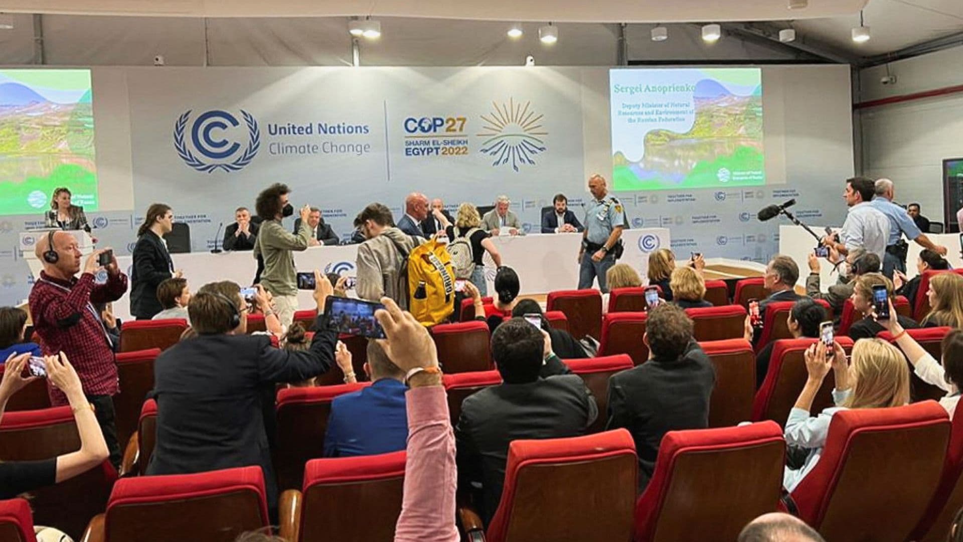 Activistas Interrumpen COP27 y Protestan por Guerra en Ucrania