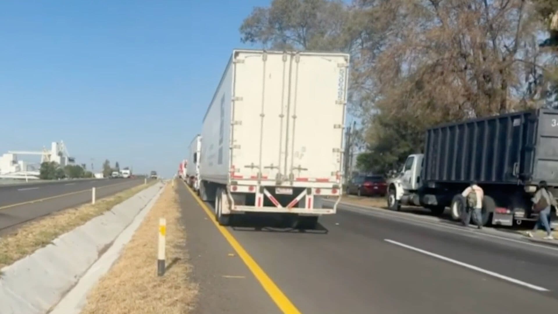 Transportistas y Campesinos Mantienen Bloqueo en la Carretera Pénjamo - La Piedad en Guanajuato