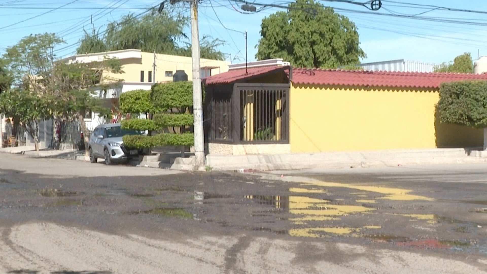 Denuncian Brote de Agua en Pavimento de Calles de la Colonia López Portillo en Hermosillo