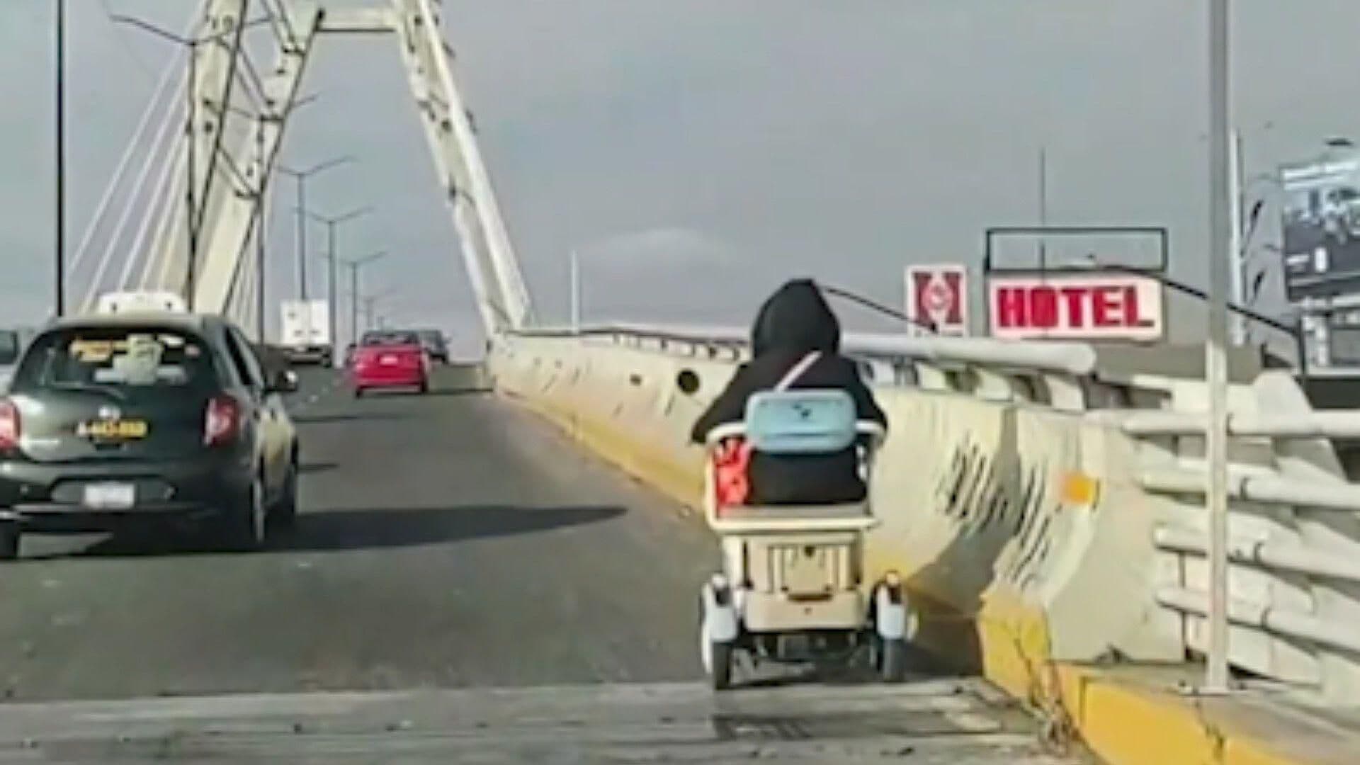 Conductor de Vehículo Eléctrico Expone su Vida en Calzada Zaragoza de Puebla