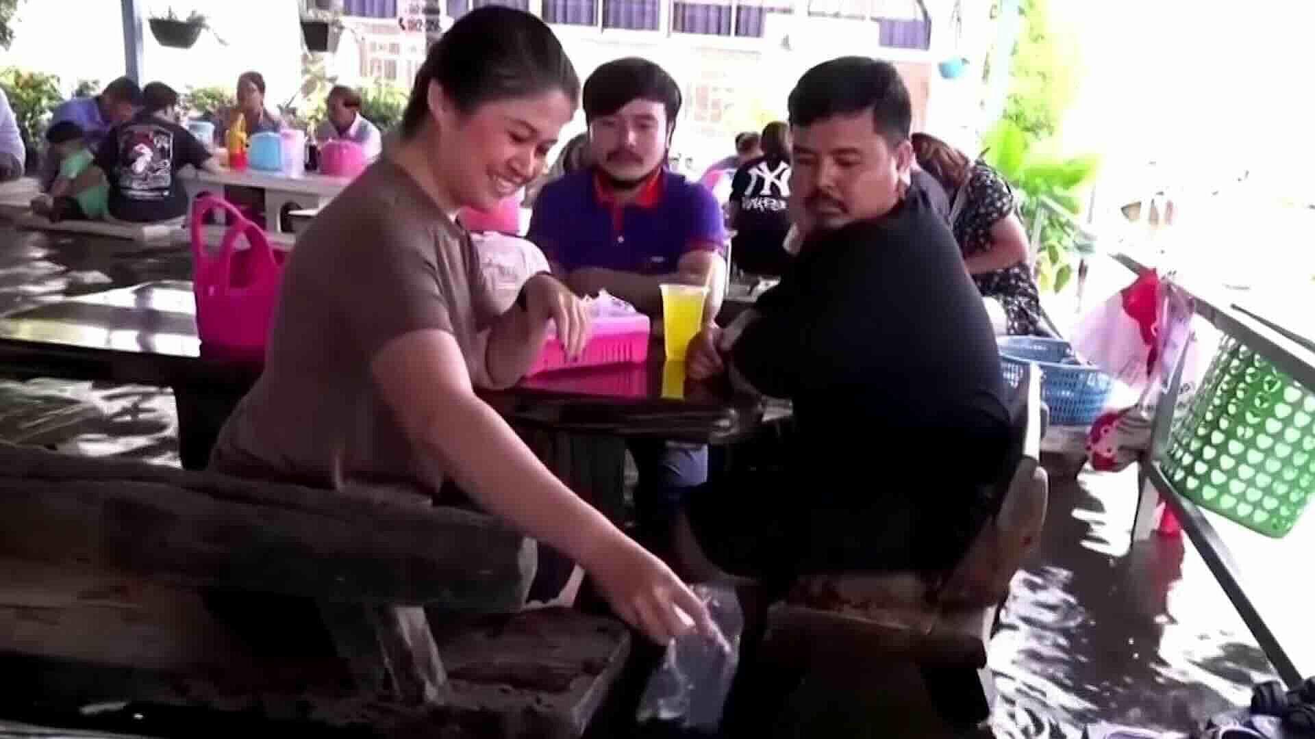 Restaurante Inundado se Vuelve Atracción Turística en Tailandia