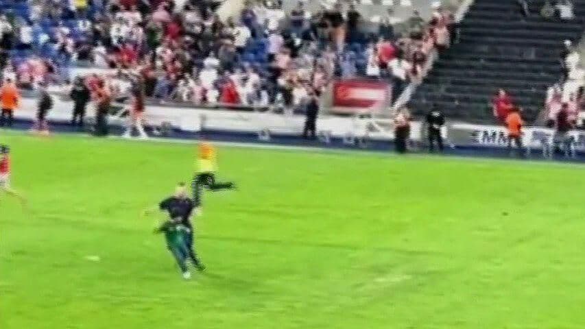 Guardia Taclea a Niño que Invadió Cancha en Estadio de Rayados