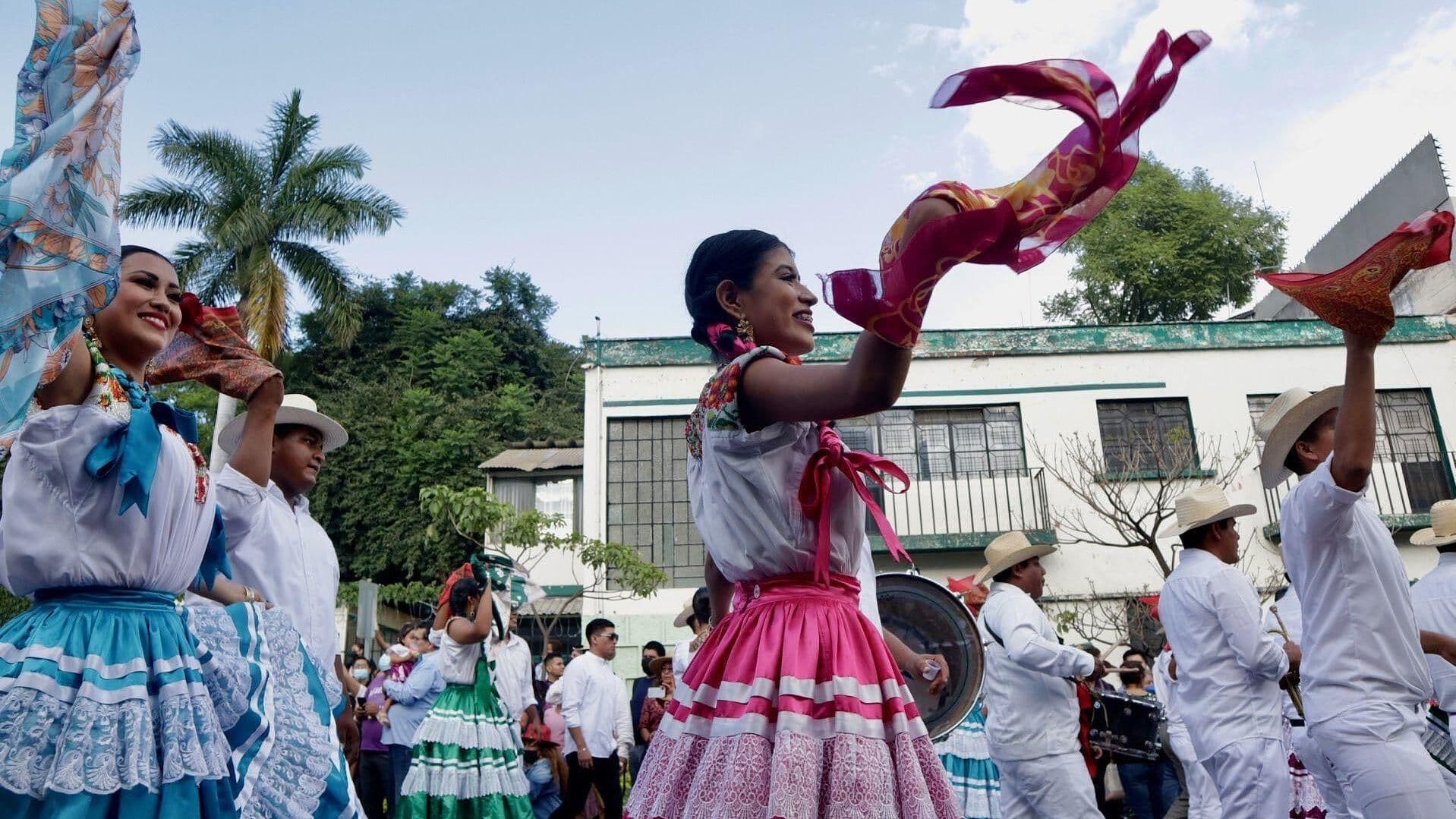 Turistas Disfrutan Desfile de las 8 Regiones en la Guelaguetza 2023