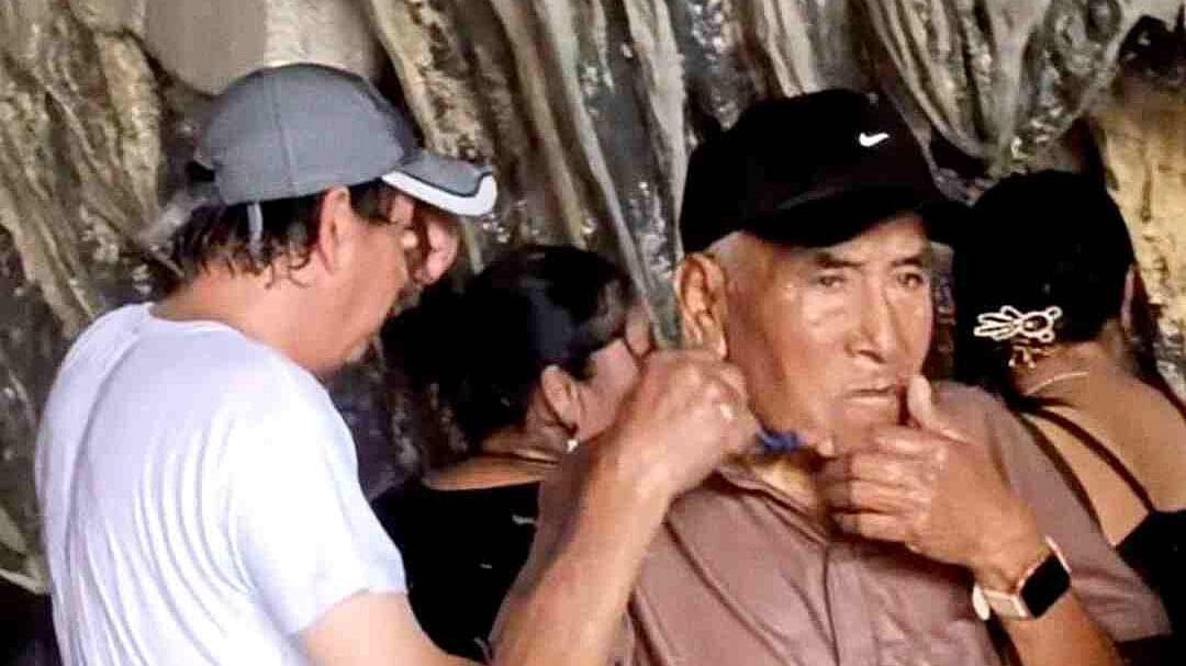 FOTO: Visitante Rasurándose en las Grutas de Tolantongo