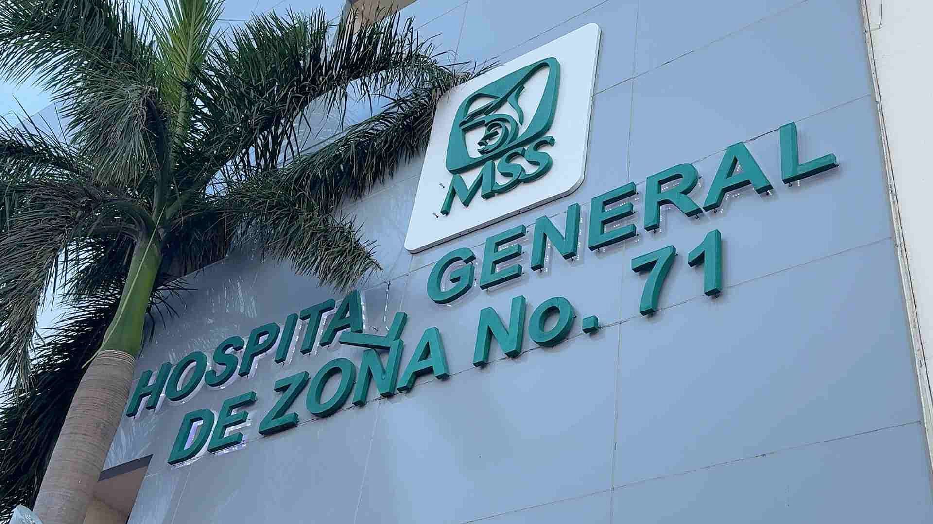 Familiares de Pacientes del Hospital IMSS 71 en Avenida Díaz Mirón en Veracruz Pasan Horas Bajo el Sol