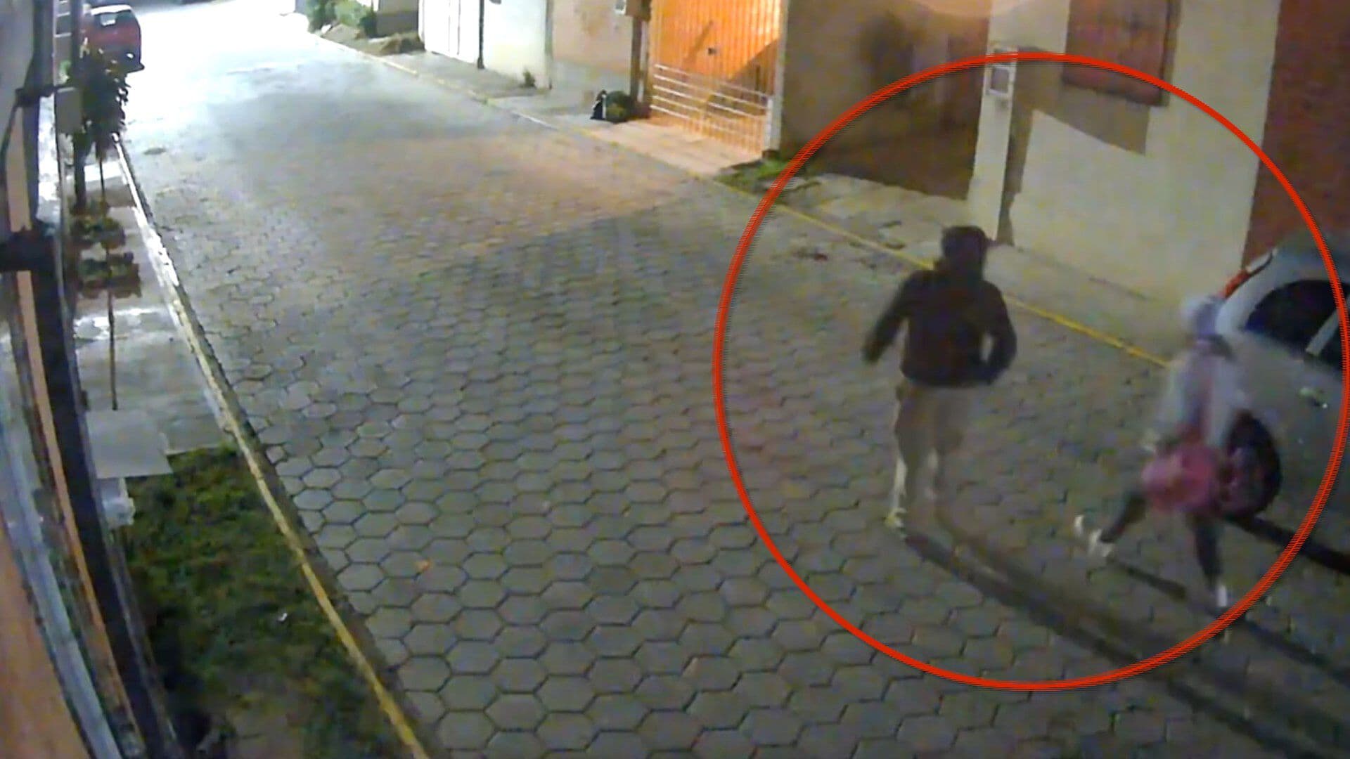 Video: Captan a Pareja Robando una Camioneta en Cuautlancingo, Puebla