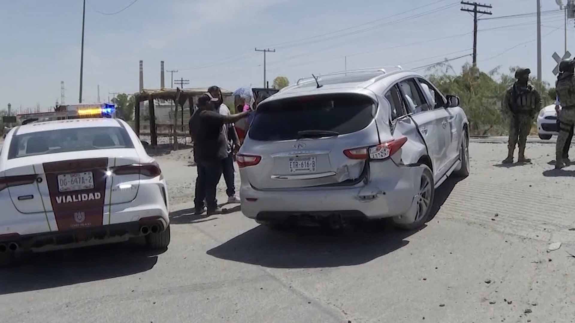 Camioneta es Impactada por Tren tras Intentar Ganarle el Paso en Gómez Palacio