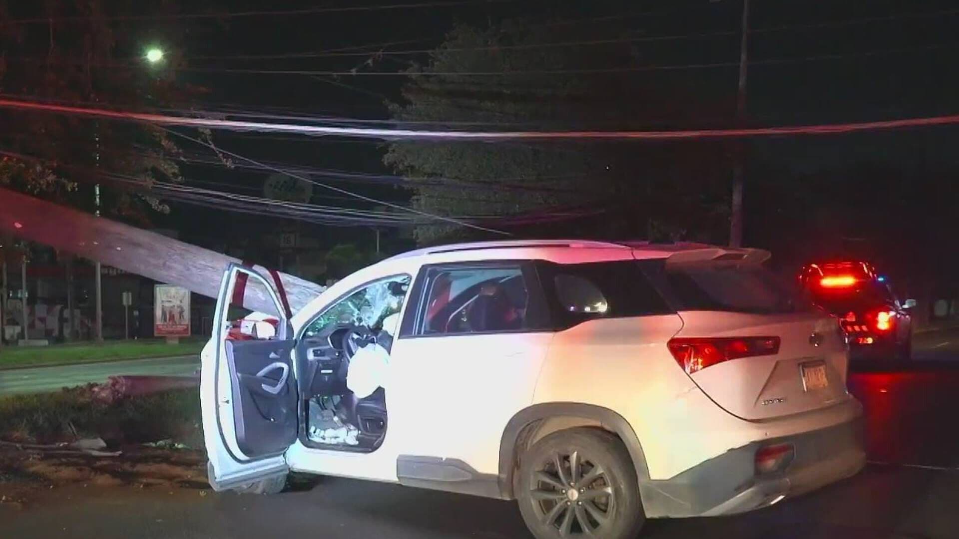 Deja Un Lesionado Choque con Poste de CFE en Avenida Garza Sada y Salto del Agua