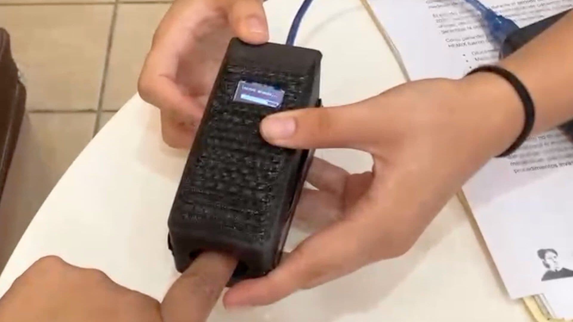 Estudiante del Sur de Veracruz Presenta Glucómetro No Invasivo