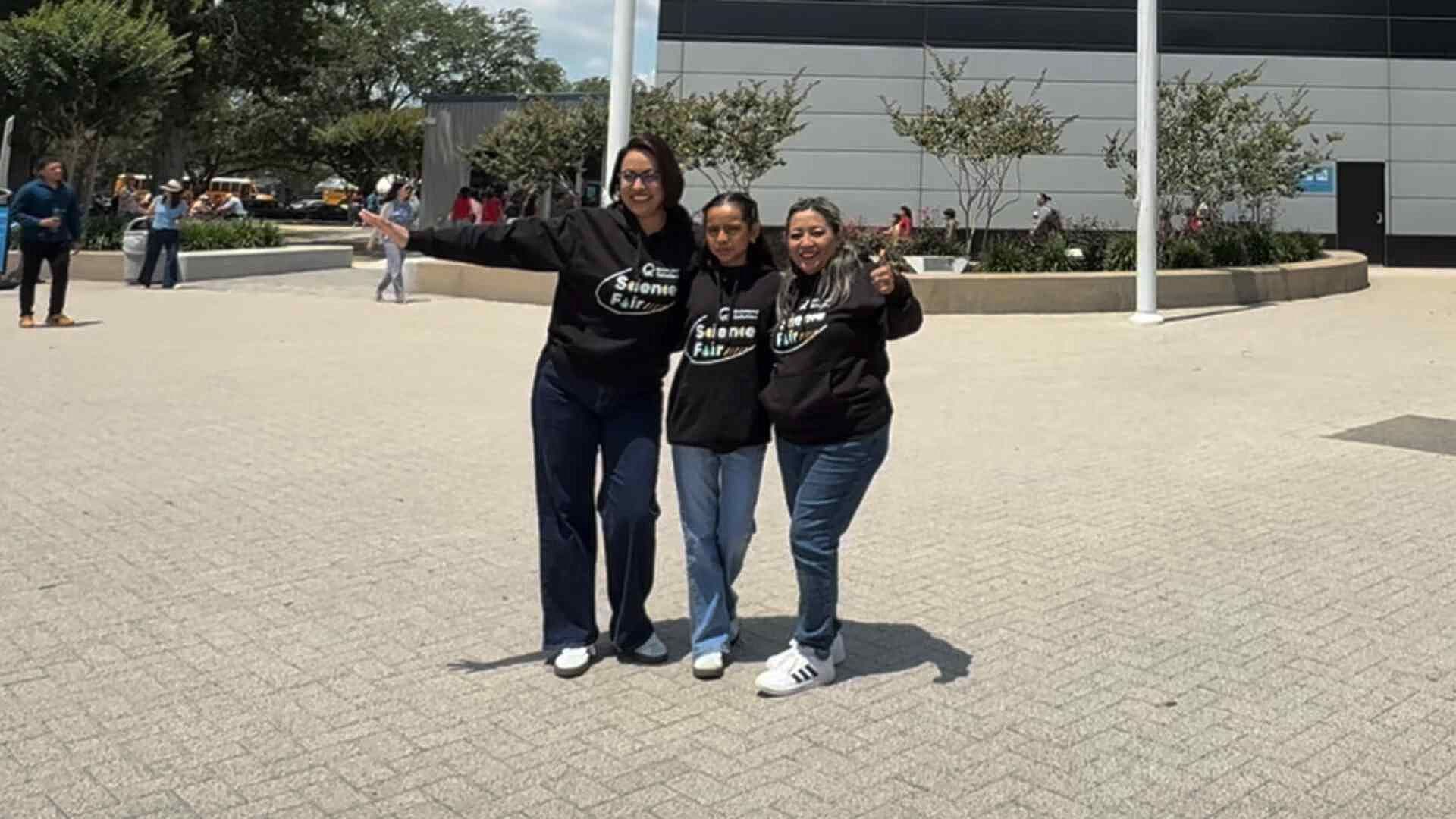 Estudiante Gana Competencia Nacional de Ciencias; Es Premiada por Astronauta Mexicana