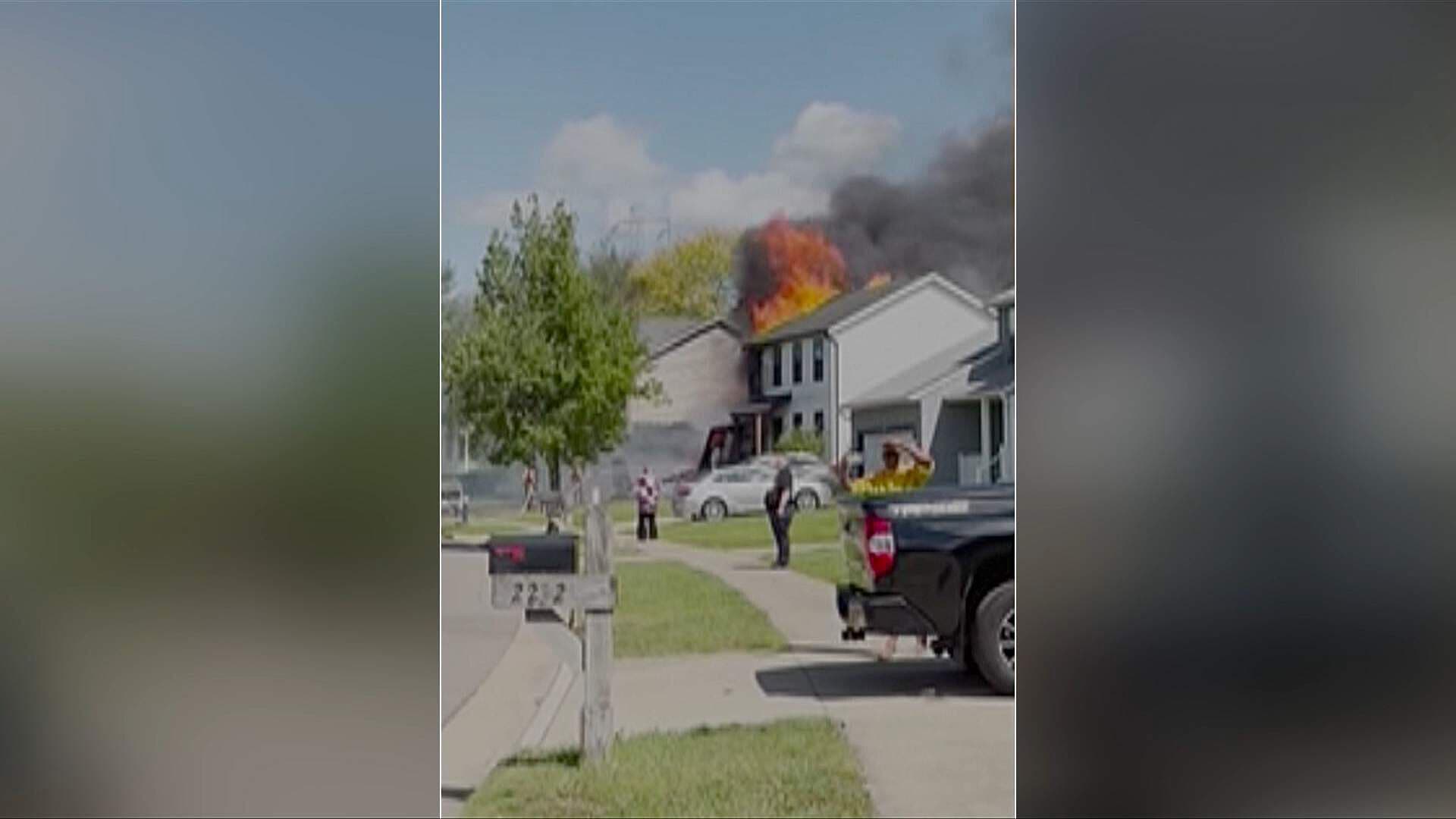 Avioneta se Estrella contra una Casa en Akron, Ohio; Hay Dos Muertos y la Vivienda Quedó en Llamas