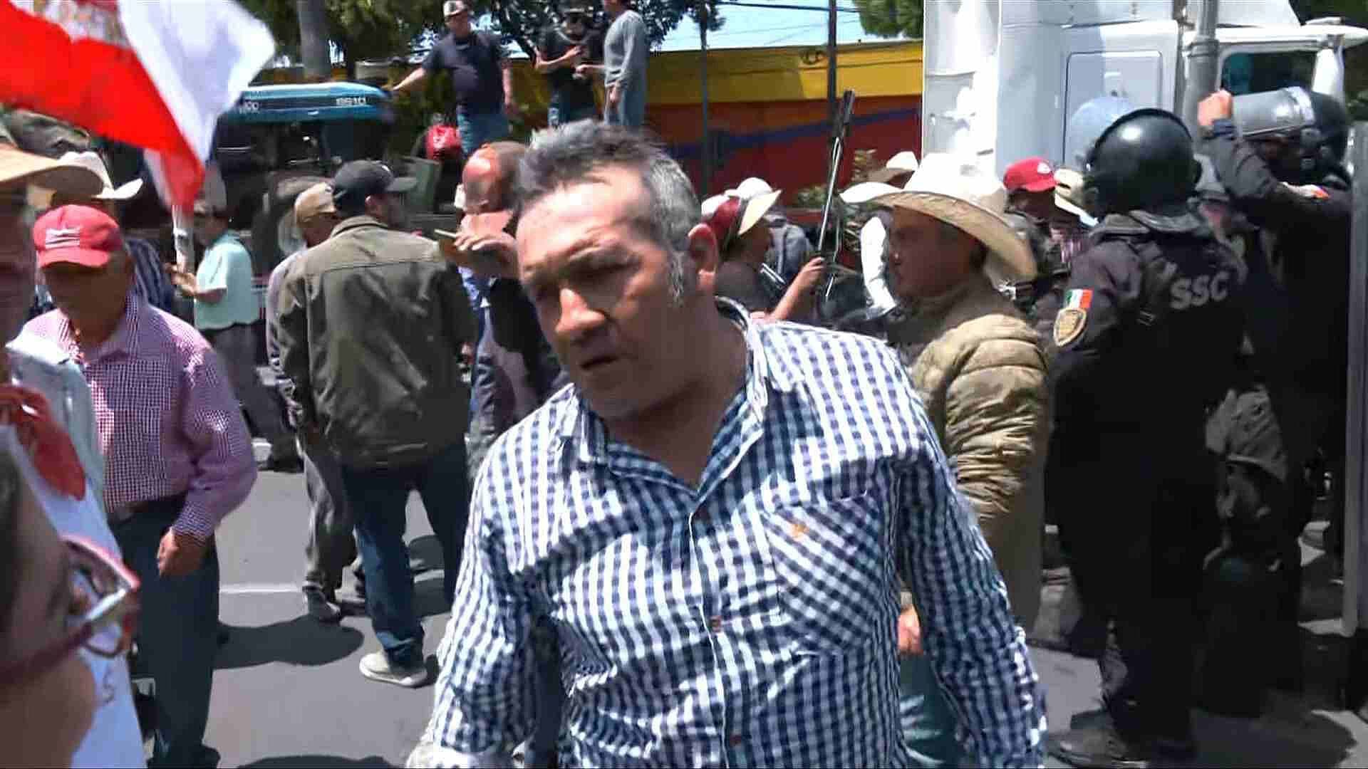 Hombre Recibe Golpe en la Cabeza durante Riña en la Mega Marcha de Campesinos y Transportistas Hoy