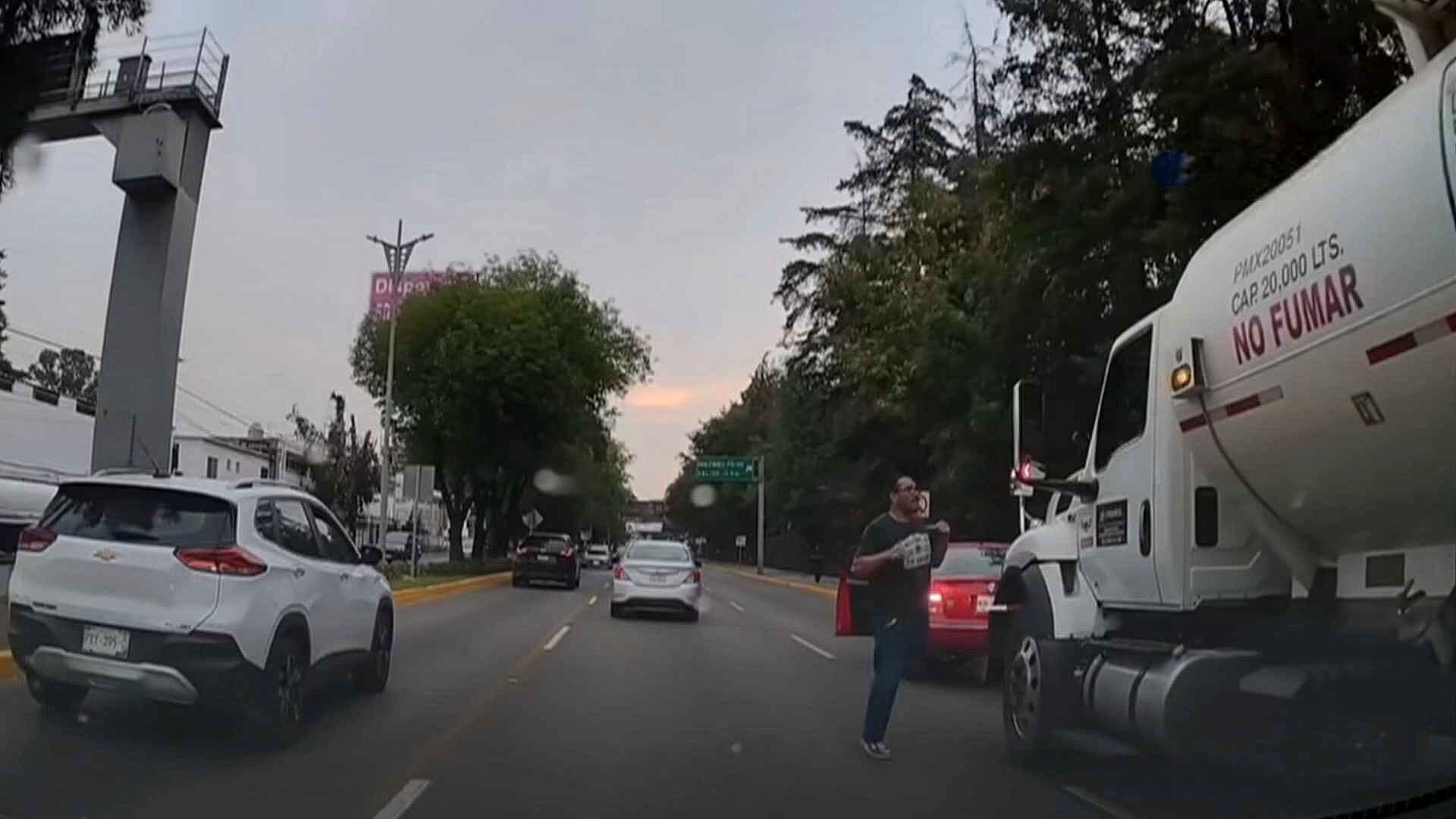 Video Capta Conflicto Vial en Avenida Lomas Verdes, Naucalpan; Automovilista Reta a Golpes a Pipero