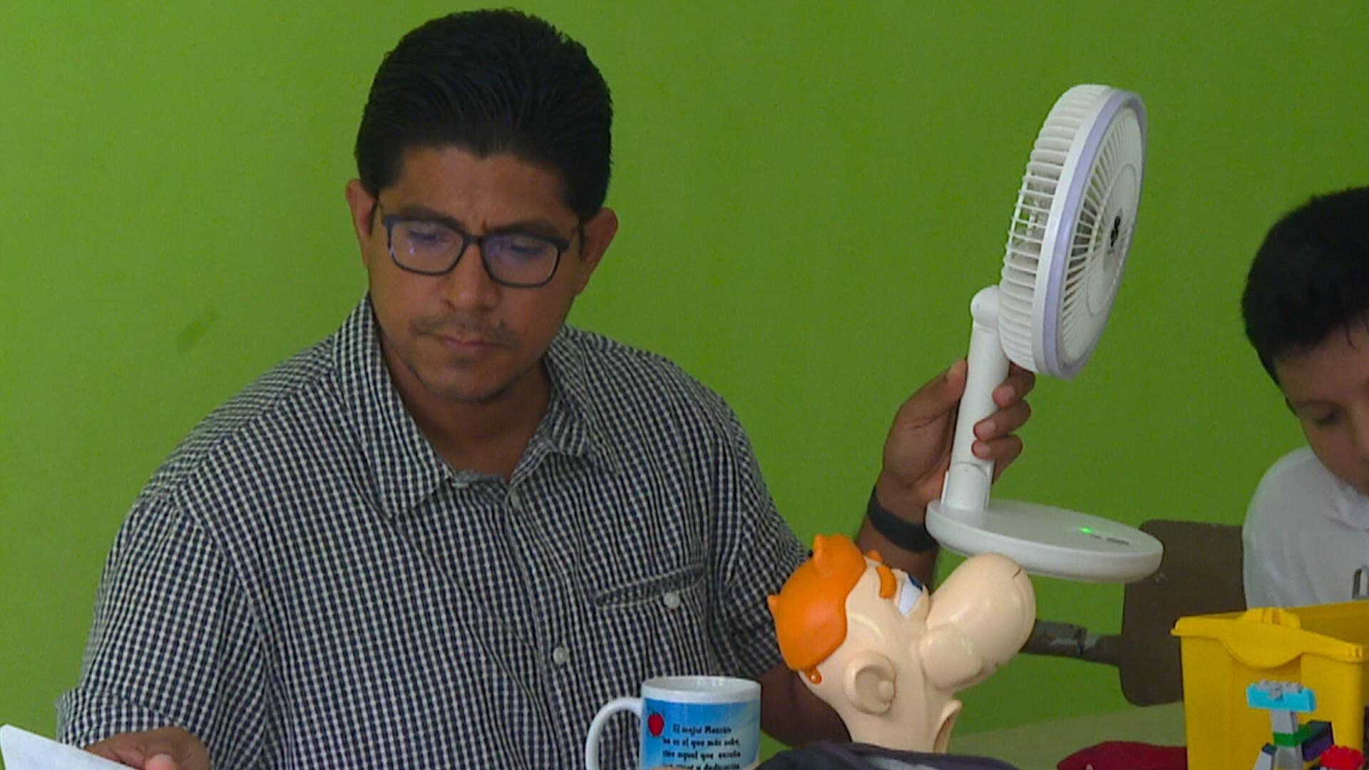 Alumnos de Primaria Toman Clases al Aire Libre por Falta de Luz en Veracruz