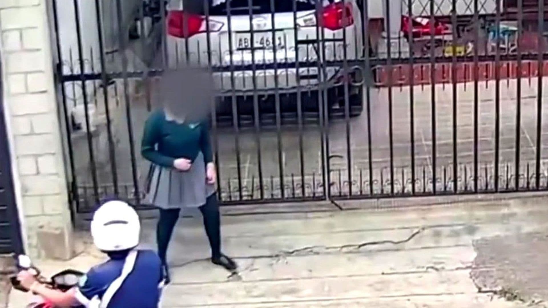 VIDEO: Captan Acoso de Motociclista a Joven en Ecatepec; Vecino la Auxilia