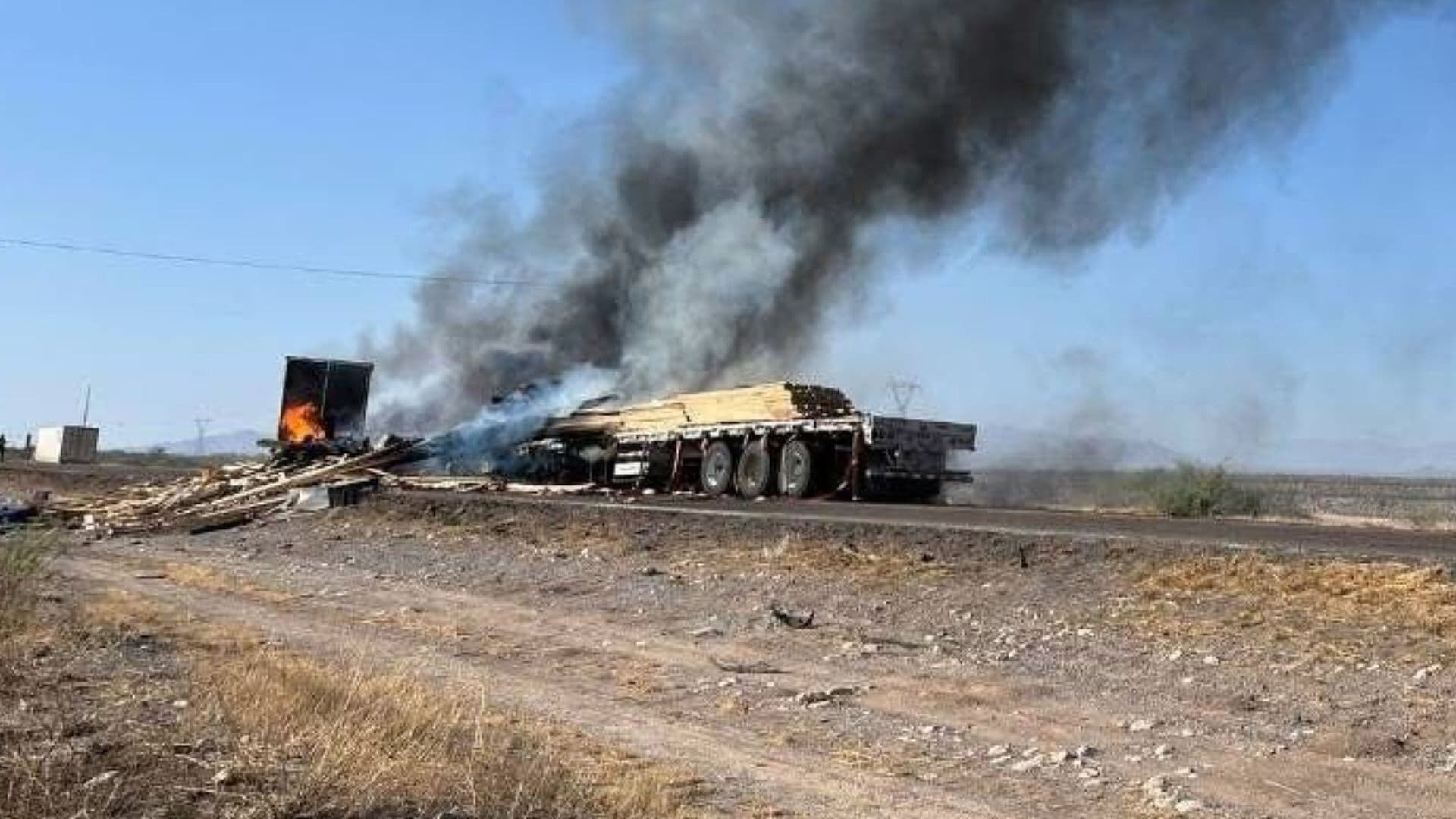 Tráiler se Incendia Después de Choque Frontal en Mapimí; Hay 1 Muerto