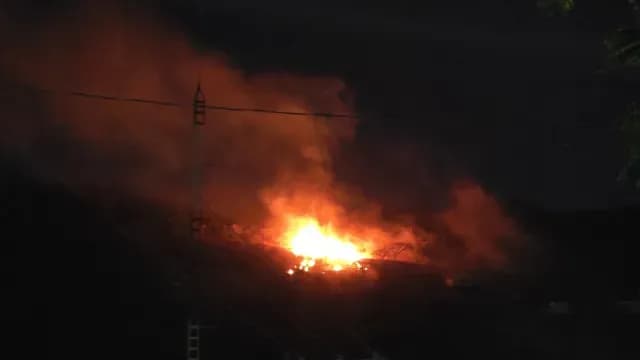 Bomberos trabajan en un polvorín que explotó.