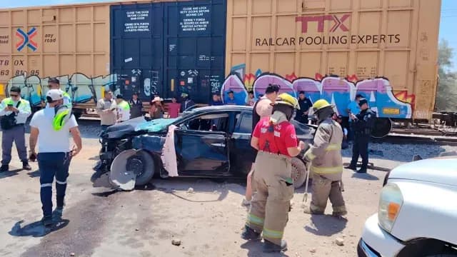 Vehiculo Proyectado por Tren al Intentar Ganarle el Paso en Gomez Palacio