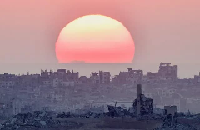 Aasí se ve el tardecer en Gaza