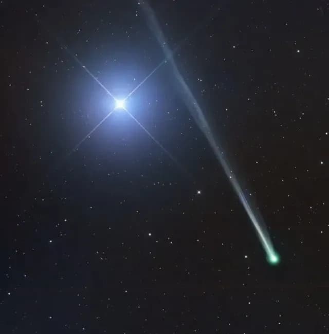 Imagen del cometa C/2025 R2 en el cielo