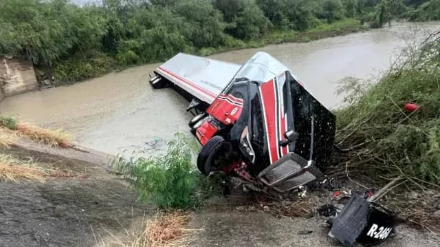 Tractocamión Cae a Río Pilón en Tamaulipas