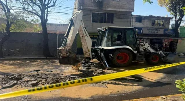 Maquinaria pesada en una calle.