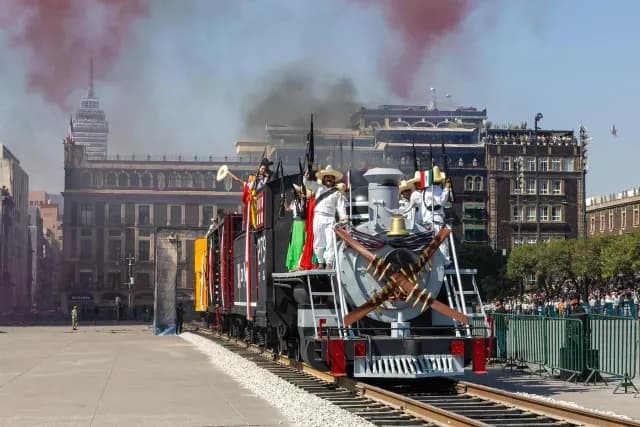 Un tren en el Zócalo.