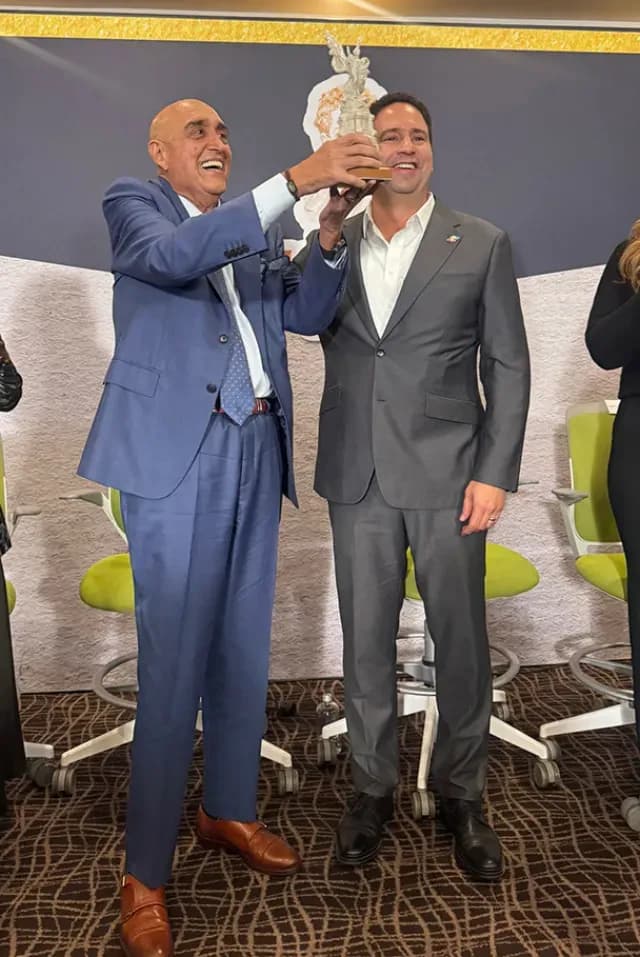 Pedro Torres presume su presea.