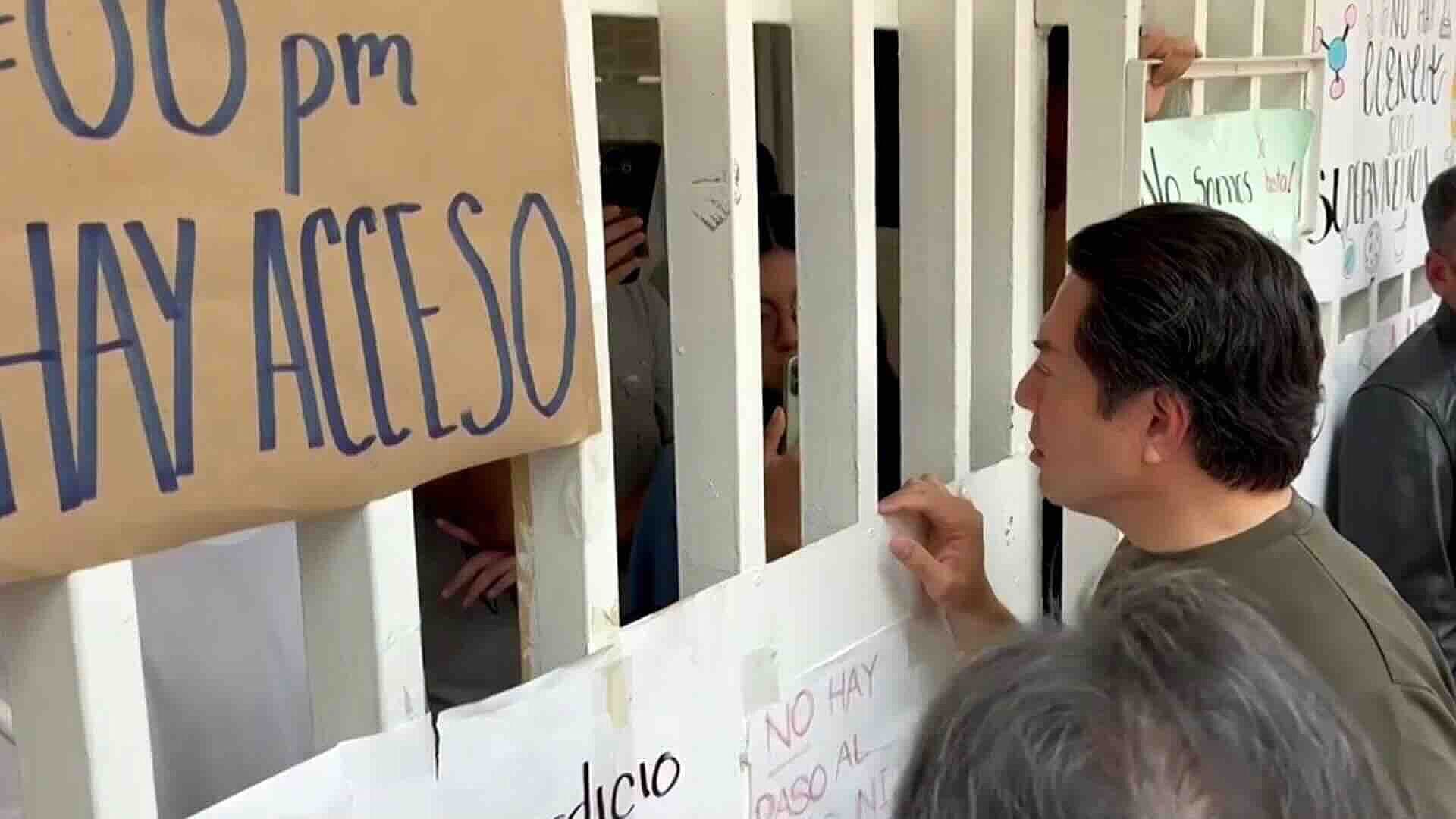 Mario Delgado Fue Increpado por Estudiantes del IPN Durante Protesta en CDMX