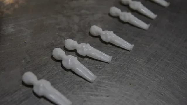 Muñecos de plástico dentro de las roscas