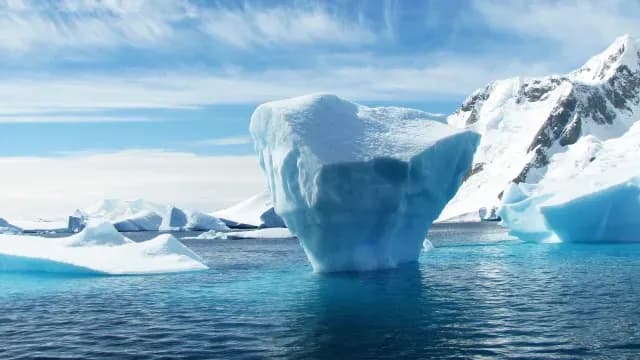 Glaciar derritiéndose en el océano