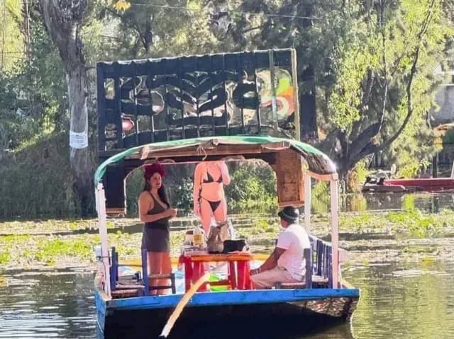 Turista es captada en bikini en Xochimilco