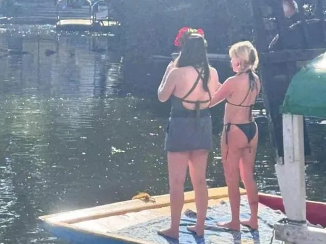 Turistas en traje de baño en una trajinera
