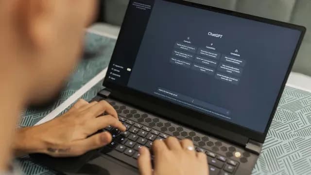Persona prueba ChatGPT en una computadora