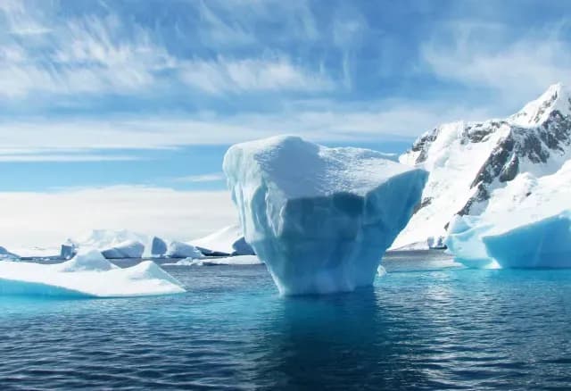 Iceberg derritiéndose en el océano