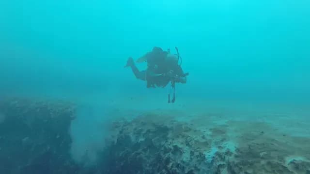 Buzo explora el agujero azul de Taam ja'