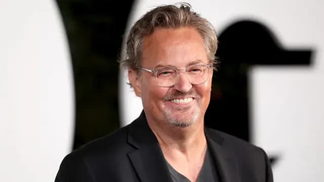 Matthew Perry en una alfombra roja en 2022