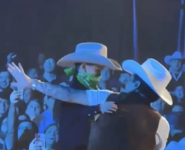 Christian Nodal canta con niño en Austin