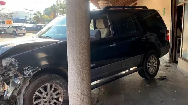 Adulto-Mayor-Choca-Camioneta-Lujo-Saltillo
