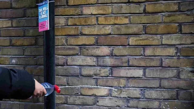 Muestra de cómo funciona la pintura 'antipipí'