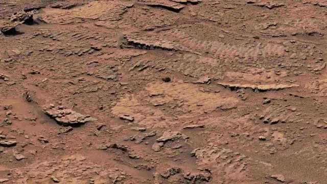 Encuentran rocas onduladas en Marte