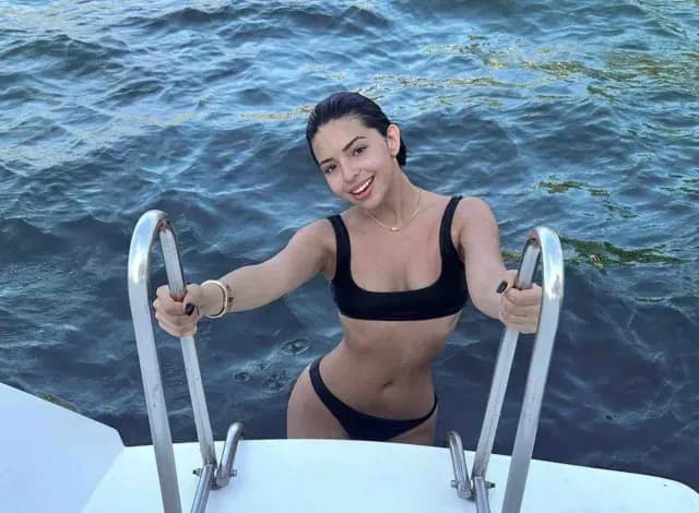Ángela Aguilar posa en bikini