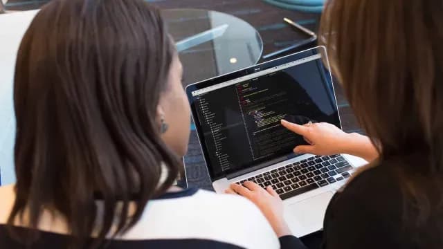 Programadoras trabajan en una computadora