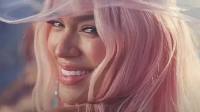 Karol G en el video de “Mi ex tenía razón”