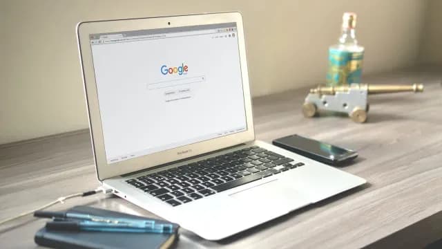 Computadora con el buscador Google abierto