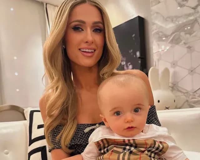 Paris Hilton con su hijo Phoenix
